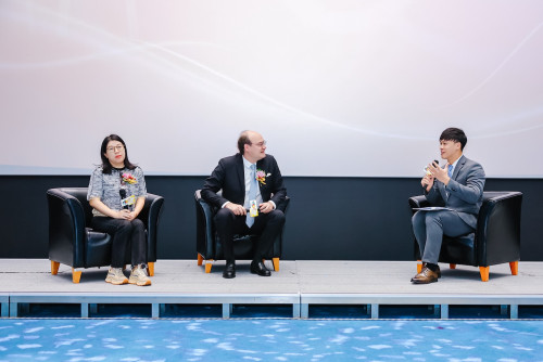 Interacção entre o sinólogo David Gosset, autor do livro Inspiração·Grande Baía, Sra. Tang Lina, Realizadora-Chefe do documentário e a audiência presente